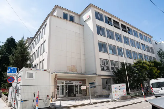 Derzeit wird das Gebäude entfrachtet, also bis auf die Grundmauern abgetragen. Die Abrissarbeiten sollen im Sommer 2027 starten. | Foto: Sade Jerabek/MeinBezirk