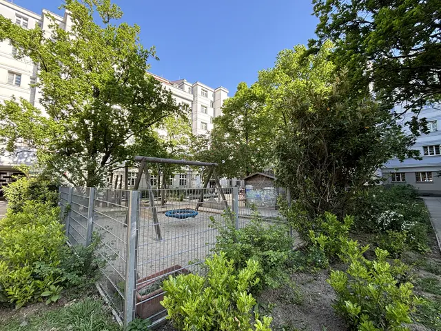 Ratten und Unbefugte im Innenhof, im Inneren alte und ineffiziente Räume. Der Kindergarten in der Laxenburger Straße 51-53 sollte geschlossen werden, nun bleibt er vorerst trotzdem offen. | Foto: Nathanael Peterlini/MeinBezirk