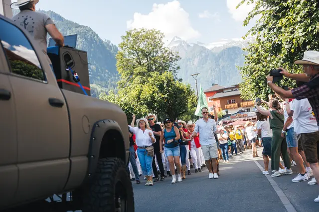 Den traditionellen Schlusspunkt setzte der Umzug durch das Ortszentrum von Kaprun. | Foto: Zell am See-Kaprun JOE
