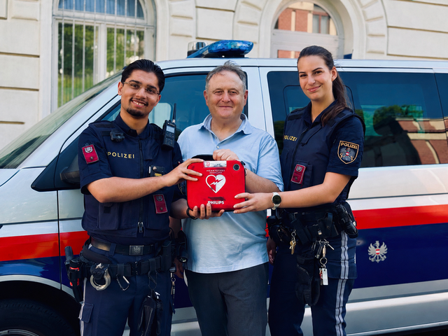 Für Michael (Mitte) war das Wiedersehen mit seinen Lebensrettern Soltan (li.) und Lena ein emotionaler Moment. Die beiden hatten ihn nach einem Herz-Kreislauf-Stillstand in seiner Wohnung in der Servitengasse reanimiert. | Foto: LPD Wien