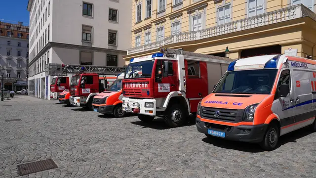 Vier voll ausgestattete Rüstlöschfahrzeuge sowie eine Drehleiter, ein Wechselladerfahrzeug und weitere Einsatzfahrzeuge gehen an die Ukraine. | Foto: Andreas Pölzl/MeinBezirk