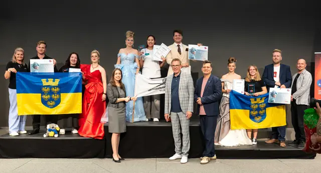 Siegerbild: Top-Leistungen beim Bundeslehrlingswettbewerb der Friseure, vorne: NÖ Landesinnungsmeister-Stellvertreterin Kirstin Eßletzbichler; Silber-Gewinnerin Ines Gatty links und rechts flankiert von Models, WKOÖ-Vizepräsidentin Lisa Sigl, Gewinnerin Naranslongo Bat-Amalgam flankiert von ihren Models, Bundesinnungsmeister Wolfgang Eder, OÖ-Landesinnungsmeister Alexander Geisbauer, die von ihren Models flankierte Bronze-Gewinnerin Tanja Mayerhofer sowie NÖ Landesinnungsmeister Daniel Daurer (v.l.). | Foto: Andreas Röbl