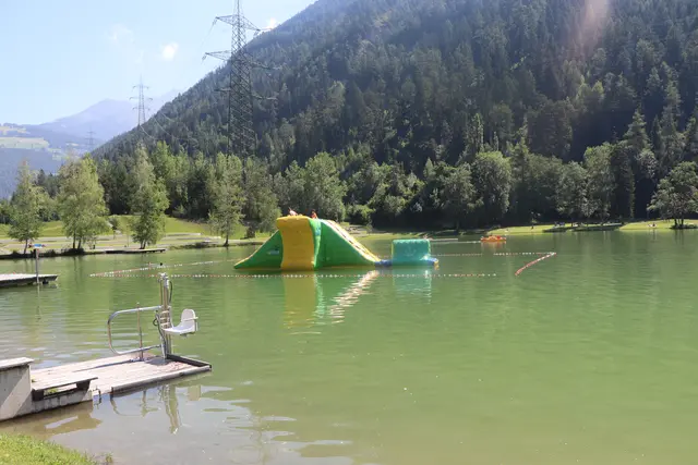Der Rieder Badesee, im Sommer eine begehrte Erholungsoase im Tiroler Oberland. | Foto: Thomas Seelos