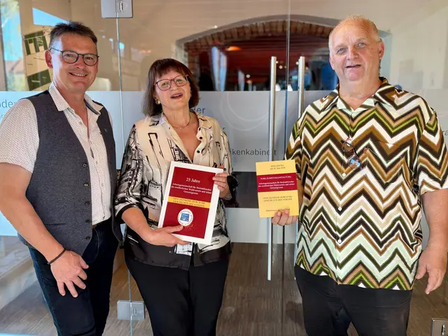 Präsentieren die Festschrift: Abgeordneten Franz Linsbauer, Obfrau Maria Gergits und Mueseums-Direktor Anton Mück. | Foto: Markus Kahrer