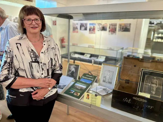 Auch Obfrau Maria Gergits hat einige Exponate in der Vitrine zusammen gestellt. | Foto: Markus Kahrer