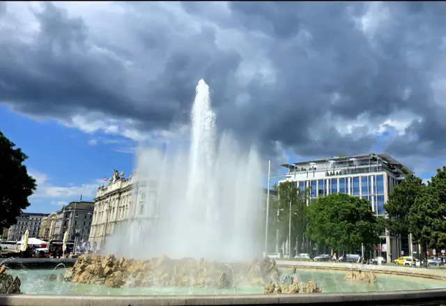 Hochstrahlbrunnen am Schwarzenbergplatz. 