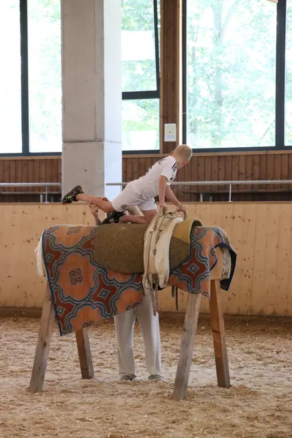 Beim Voltigieren konnten die Kinder ihr Geschick und Gleichgewicht testen.  | Foto: Martina Obertimpfler 