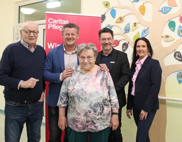 Bewohnersprecher Hubert "Bibi" Menschick mit Bgm. Christian Scheider, einer Bewohnerin sowie Caritas-Direktor Ernst Sandriesser und Ina Dzino, Leiterin des Hauses Magdalena, beim einjährigen Jubiläum vom "Haus Magdalena".
 | Foto: StadtKommunikation / Glinik