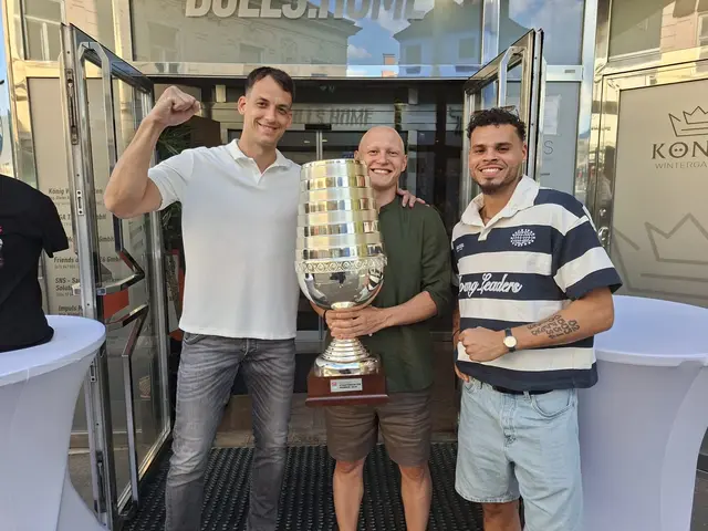 Strahlende Gesichter bei den Bulls mit dem Siegerpokal: Nemo Krstic, Klym Artamonov und Justin McCaw. | Foto: Bulls/Sorger