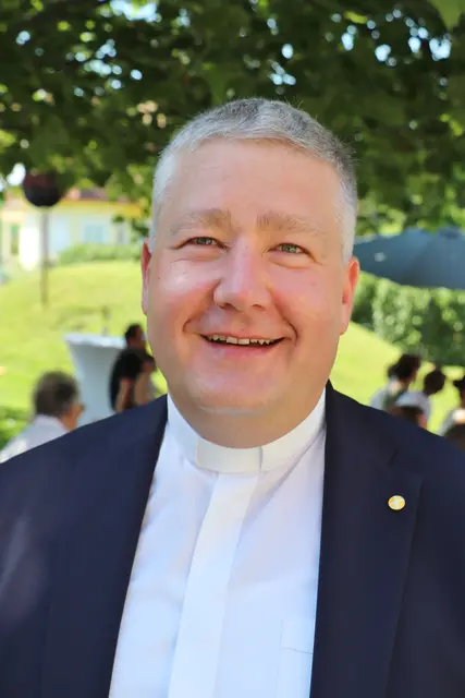 Pfarrer Claudiu Budău : "Ein Kindergarten ist nicht nur ein Abbild unseres Miteinanders, sondern auch ein Ort, wo Werte gelebt werden, die wir zum Überleben brauchen. Unsere Aufgabe ist es, ein Segen füreinander zu sein".   | Foto: Edith Ertl