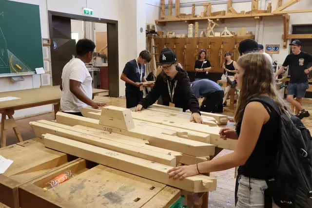Die Holzolympiade brachte Schüler aus ganz Tirol zusammen und machte Holzberufe erlebbar. | Foto: Kendlbacher