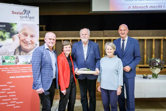 Preisverleihung Elisabethpreis 2025: Hermann Gierlinger (Sozialsprengel), Nicole Leitenmüller (Bürgermeisterin von Lembach &amp; Fachvortrag zum Jahresmotto), Ludwig Ranetbauer (Elisabeth-Preis-Träger 2025), Elisabeth Guld (Sozialsprengel), Landesrat Christian Dörfel (v. l.). | Foto: Sozialsprengel
