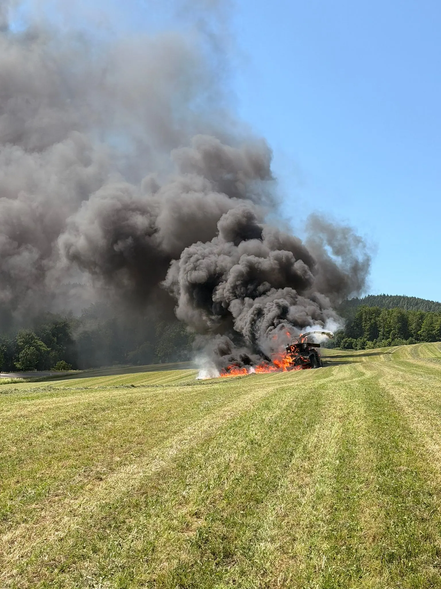 Brand in Krumbach: Landwirtschaftliche Maschine in Vollbrand ...