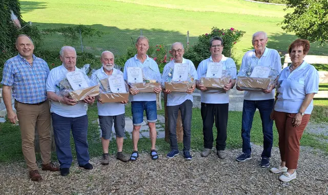 Von li: BGM Josef Rathgeb, Josef Pammer, Reinhard Danner, Obmann Karl Pramer, Johann Pirngruber, Walter Knogler, Franz Teibler, Chorleiterin Ursula Keplinger

 | Foto: privat
