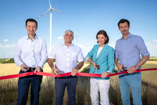 Karl Gruber, Geschäftsführer ImWind, Elmar Schöberl, Bürgermeister Zistersdorf, Nicola Kofler, Leiterin erneuerbare Stromerzeugung Wien Energie und Landtagsabgeordneter René Lobner (v.ln.r.) bei der Eröffnung.  | Foto: Astrid Knie