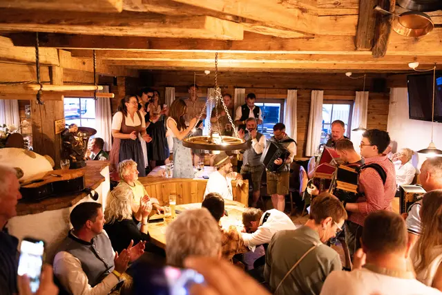 Den Startschuss gab ein gemeinsamer Abend auf der Salvenalm. | Foto: Emmanuel Feiner Fotografie