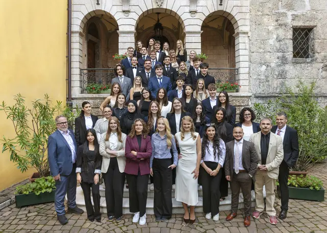 Auf dem Schloss Büchsenhausen in Innsbruck feierten die 42 HAK-Schülerinnen und Schüler ihren erfolgreichen Abschluss als Finanz- und Risiko-Profis. | Foto: Tanja Cammerlander