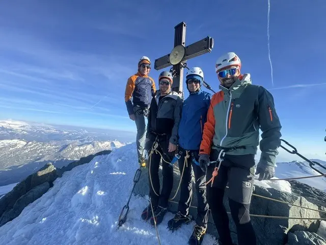 Ein Foto beim Gipfelkreuz durfte natürlich nicht fehlen. | Foto: Hannes Stöger