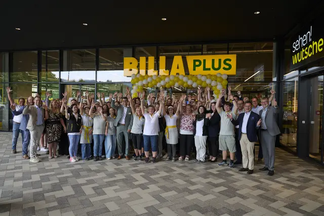 Das BILLA Team freut sich, die Kund:innen ab sofort im neu eröffneten BILLA PLUS Markt begrüßen zu dürfen. | Foto: BILLA AG/Flohner Fotografie