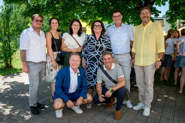 Mitarbeiter und Vertreter des Hilfswerk Kärnten beim Sommerfest im Haus der Generationen Völkermarkt, darunter Präsidentin Elisabeth Scheucher-Pichler sowie die Geschäftsführer Horst Krainz und Hannes Lora. | Foto: Hilfswerk Kärnten/Bernhard Knaus