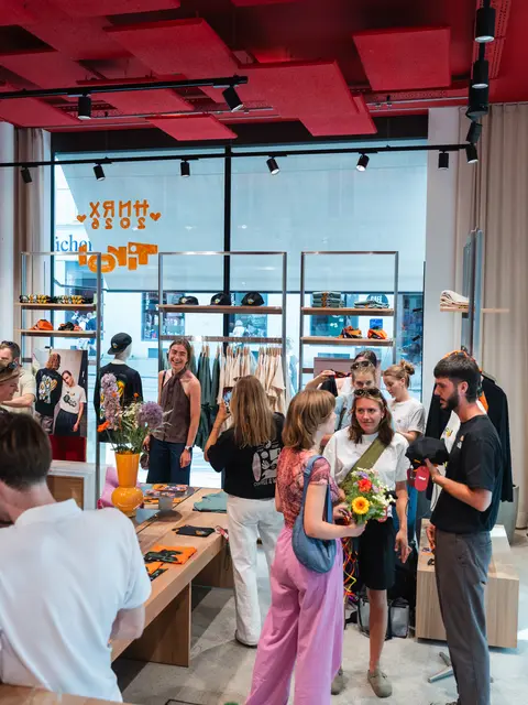 Zahlreiche Besucherinnen und Besucher kamen zum Launch der Capsule Collection. | Foto: Lebensraum Tirol Gruppe