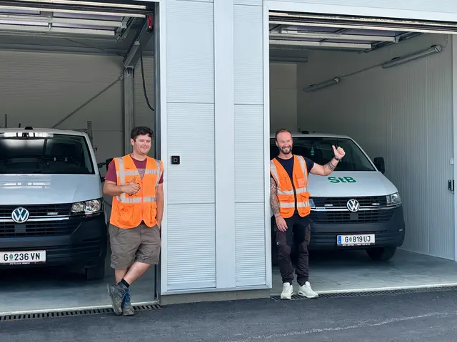 v.li.: Rosus Petro und Dominik Janisch freuen sich über die mitarbeiterfreundliche Ausstattung und mehr Arbeitsplatzqualität. | Foto: MeinBezirk/Monika Wilfurth