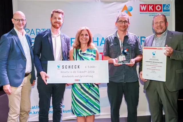 In der Kategorie „Handwerk und Gestaltung“ ging der Preis an Matthias Reichart. Die Auszeichnung wurde gemeinsam mit WKNÖ-Direktor Johannes Schedlbauer, Landesinnungsmeister-Stv. Matthias Jansch, WKNÖ-Vizepräsidentin Monika Eisenhuber und Spartenobmann Jochen Flicker überreicht. | Foto: Josef Bollwein