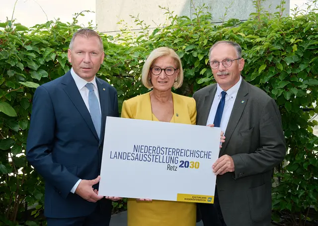 Landeshauptfrau Johanna Mikl-Leitner mit (li.) dem Retzer Bürgermeister Stefan Lang und (re.) Richard Hogl, Abgeordneter zum NÖ Landtag. | Foto: NLK Pfeiffer