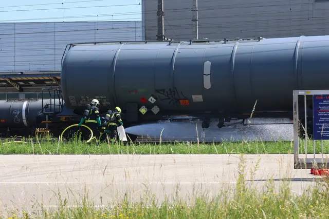 Einsatzkräfte der Feuerwehr kühlten einen undichten, mit Benzin beladenen Kesselwaggon am Welser Bahnhof. | Foto: laumat.at