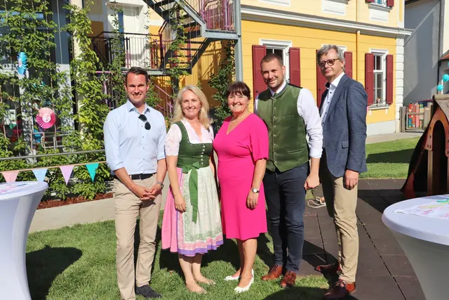 LR Stefan Hermann, Kindergartenleiterin Astrid Winterleitner, LH Stellv. Manuela Khom, Bgm. Matthias Pokorn und BH Andreas Weitlaner.  | Foto: Edith Ertl