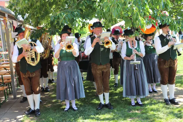 Die Musikkapelle Unterpremstätten-Zettling spielte zum 50-jährigen Jubiläum des Kindergartens auf.  | Foto: Edith Ertl