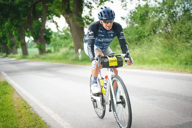 Masters-Sportler Rupert Polak (Radunion St. Johann i. T.) beim 305 km langen Radwettbewerb in der Mecklenburgischen Seenplatte  | Foto: Foto: Sportograf.de