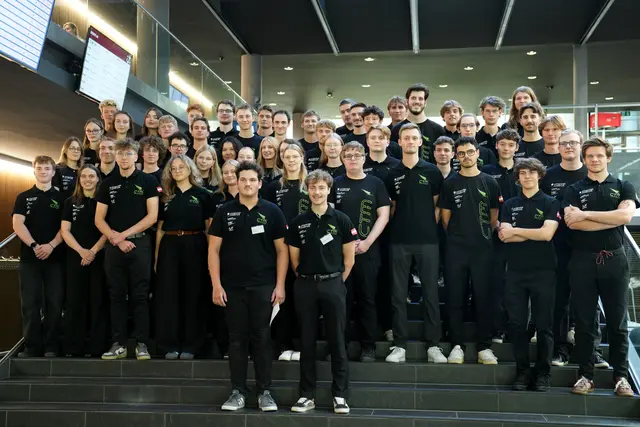 Mit viel Engagement und Begeisterung hat das 80-köpfige Team von Campus Tirol Motorsport (CTM) einen neuen Rennwagen konzipiert und gebaut.
 | Foto: Umti Tirol/Katharina Kern