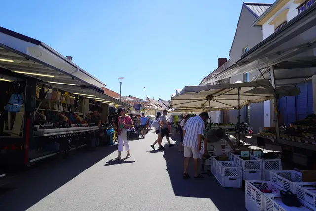 Am Mittwoch gab es zahlreiche Verkaufsstände entlang der Straße und in einigen Gassen. | Foto: Jennifer Flechl / MeinBezirk