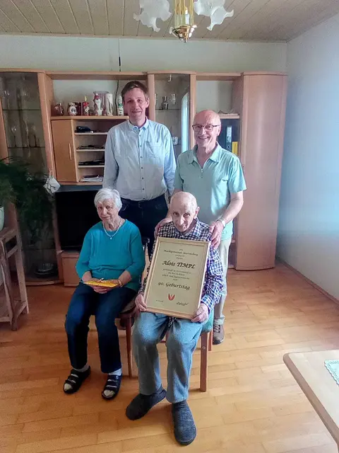 Hermine und Alois Timpl (sitzend), Vizebürgermeister Emil Honeder und Bürgermeister Friedrich Fürst (stehend). | Foto: Marktgemeinde Martinsberg