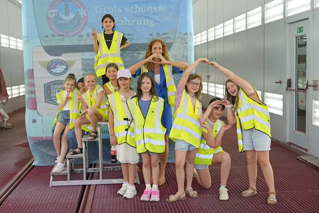 Landesrätin Eva Pawlata stattete den Teilnehmerinnen des Girls' Day mini bei den IVB einen Besuch ab. | Foto: Land Tirol/Dorfmann