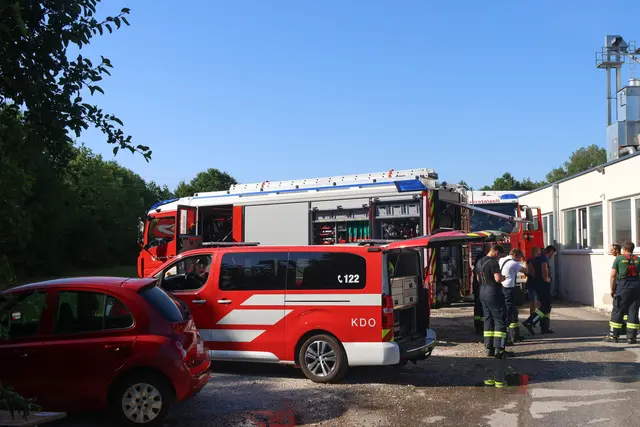 In der Tischlerei Tanner in Eberstalzell wurde Brandalarm ausgelöst: Eine Absauganlage hatte Feuer gefanten. | Foto: laumat.at