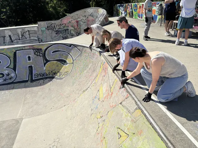 Auch die Politikerinnen packten bei der Renovierung des Skateparks Penzing tatkräftig mit an. | Foto: Mathias Kautzky/MeinBezirk