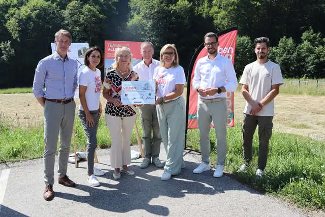 V.l.: GF Florian Stadtschreiber, KSW Kärntner Siedlungswerk, Bauträger, Brigitte Kresse, TeamHaus Kärnten Projekleitung, Margit Heissenberger, Bürgermeisterin der Marktgemeinde Velden, Günther Domenig, Architekt, Heide Pichler Herritsch, TeamHaus Kärnten Projektleitung, Sebastian Schuschnig, Landesrat und Initiator des Projektes und Hotelier Anton „Tono“ Wrann  | Foto: MeinBezirk.at/Chiara Kresse