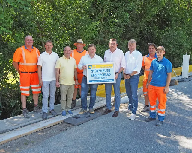 v.l.n.r.: Robert Handler (Straßenmeisterei Aspang), Ing. Wolfgang Steinbauer (Leiter der Straßenmeisterei Aspang),  Ing. Manfred Haider (NÖ Straßenbauabteilung Wr. Neustadt), Franz Waldherr (Straßenmeisterei Aspang), LAbg. Jürgen Handler (FPÖ), Karl Kager M.Sc (Bgm. von Kirchschlag i. d. Buckl. Welt, ÖVP), DI Klaus Längauer (Leiter der NÖ Straßenbauabteilung Wr. Neustadt), Thomas Baueregger und Bernd Spanring (beide Straßenmeisterei Aspang). | Foto: Land NÖ, Mühlbachler
