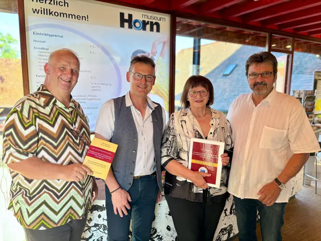 Mueseums-Direktor Anton Mück mit Abgeordneten Franz Linsbauer, Obfrau Maria Gergits und Bürgermeister Gerhard Lentschig mit der Festschrift. | Foto: Markus Kahrer
