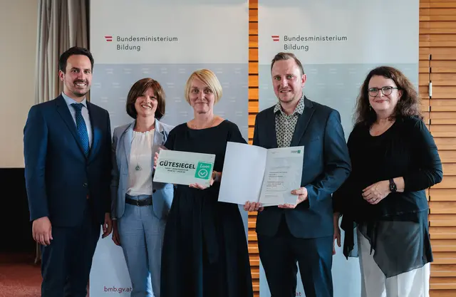 Verleihung an Direktor Philipp Heimel und Kolleginnen von der Volksschule Ried in der Riedmark. | Foto: BKA / Valentin Brauneis
