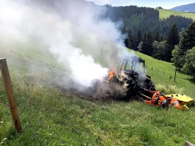 Ein Traktor geriet während Mäharbeiten in der Ortschaft Mirnig in Vollbrand.  | Foto: Feuerwehr Eberstein