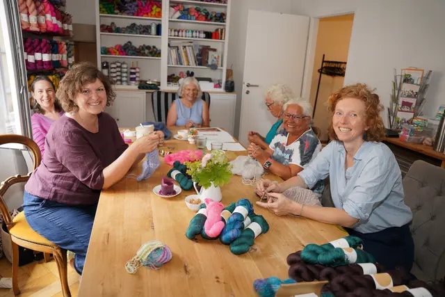 Anfänger und Fortgeschrittene sind bei der Villacher Strickrunde gleichermaßen willkommen. | Foto: meinbezirk.at/Birgit Gehrke