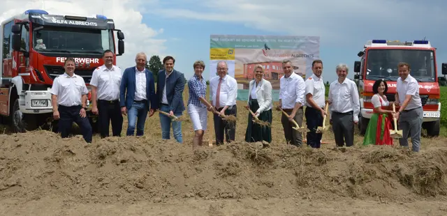 Leiter des Verwaltungsdienstes Helmut Fuchs, Kommandantstellvertreter Martin Strondl, LAbg. Michael Bierbach, BR Sebastian Stark, NR Martina Diesner-Wais, LH-Stv. Stephan Pernkopf, BH Renate Giller-Schilk, Bgm. Christian Dogl, Kommandant Daniel Müllner, Architekt Rudolf Schwingenschlögl, BR Margit Göll, Vbgm. Gregor Nowak. | Foto: FF Albrechts