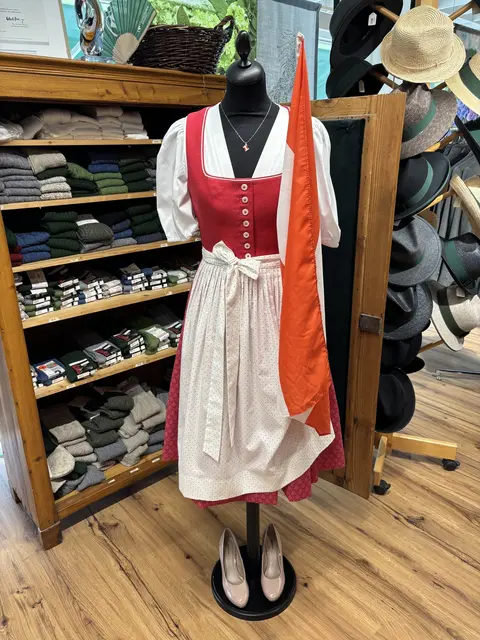 Das rot-weiß-rote Dirndl ist ein Prototyp der Größe 36. | Foto: MeinBezirk/Harald Almer
