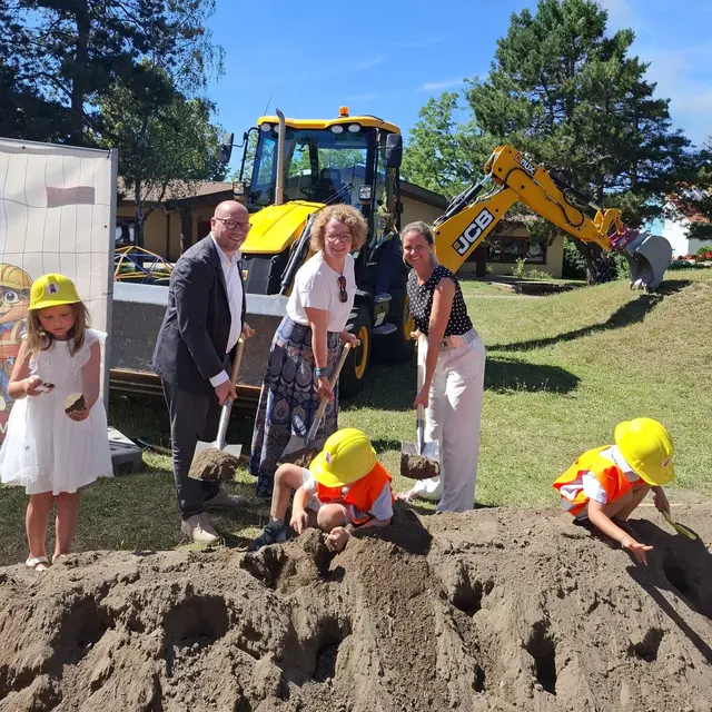 Bürgermeister Markus Mentl-Weigl, Familien-Landesrätin Christiane Teschl-Hofmeister und Kindergartenleiterin Michaela Fedorczuk mit Martha, Noah und Philipp.

 | Foto: Frühwald