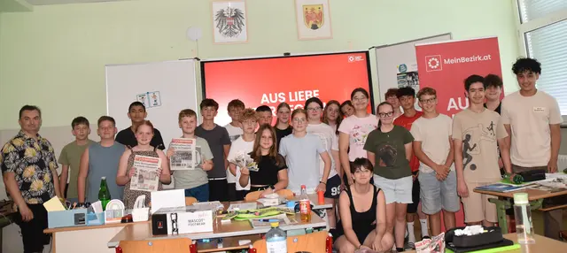 MeinBezirk Oberwart-Redakteur Michael Strini (l.) gab bei einem Workshop Schülerinnen und Schüler vom Bildungscluster Lockenhaus-Bernstein einen Einblick in die mediale Welt.
