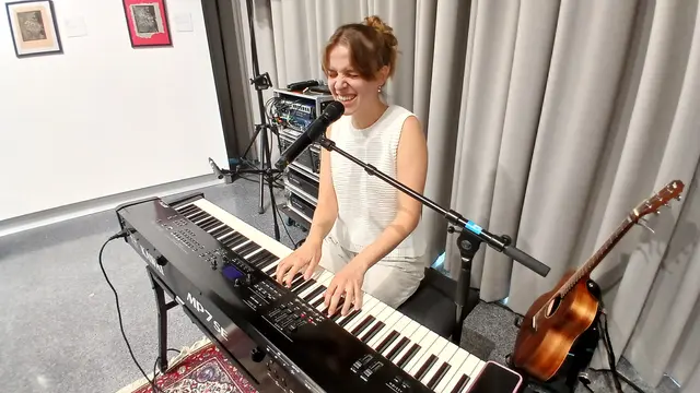 Die junge Musikerin Sarah Vogel war für den musikalischen Part zuständig. | Foto: Josef Hofmüller