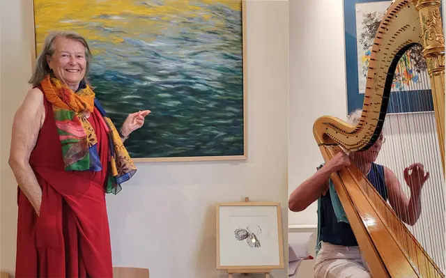 li: Beatrix Prinz mit ihrem Bild "Sonnenwassertanz" 
re: Eva Hoffellner an der Harfe 
im Hintergrund ein Bild von LiLA Herderberg (Sylvia Fruhman) | Foto: Foto c by Sylvia A. Fruhmann